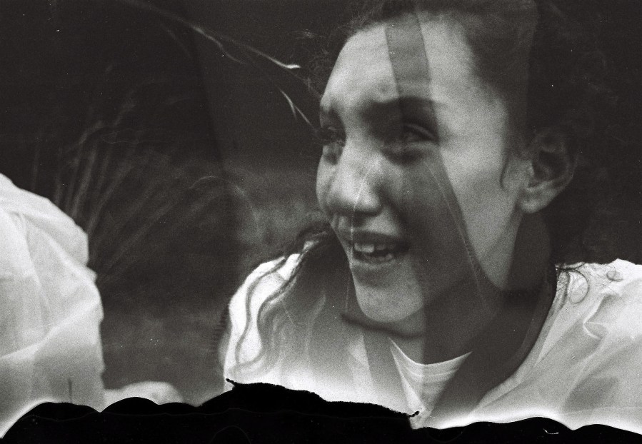 agua de arroyo y bosta de vaca